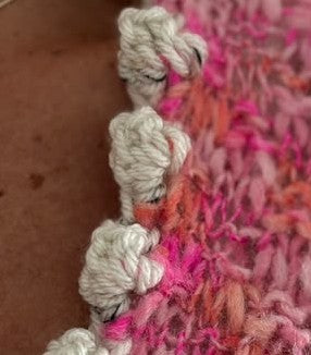 Como tejer un borde decorativo en crochet con estas borlas